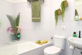 Badezimmer mit Wanne und integrierter Regendusche - 