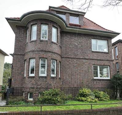 Außenansicht - Stilvolle 2-ZKB Wohnung - frisch renoviert, mit EBK & Balkon im beliebten Villenviertel