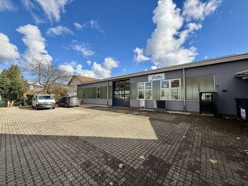 Außenansicht mit Parkplätzen - Gewerbehalle mit Büro - ideal für Handwerker, Produktion & moderne Betriebe