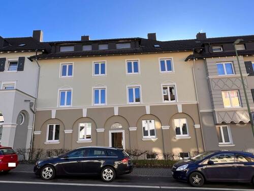 7 Familienhaus - Kernsanierte Stadtwohnung im 1. Obergeschoss mit Südbalkon zu vermieten