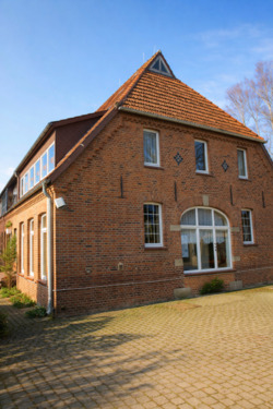 45988571-Hauptgebäude Süd-Ost Ecke - ***Attraktive Wohnung in Sandhatten - Komfortables Wohnen zwischen Natur und Stadt***