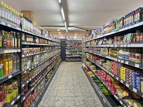 Aufgeräumter Verkaufsbereich des Supermarkts - 