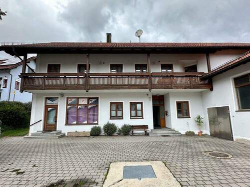 Eingangsseite - Platz für Familie, Mieter oder Ideen: 3 Wohnungen + Ladengeschäft + Gewerbe auf großem Grundstück