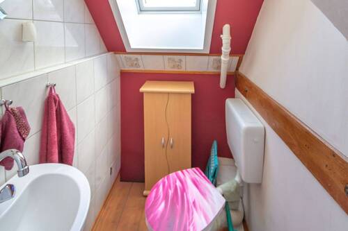 DG Sanitärraum mit WB und WC - 