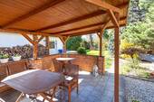Überdachter Grillplatz im Garten - 