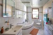 EG Modernes Wannenbad mit WB und WC - 