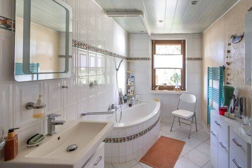 EG Modernes Wannenbad mit WB und WC - 