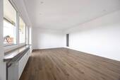 Wohnbereich mit Balkonzugang - 3 Zimmer Etagenwohnung zum Kaufen in Altötting