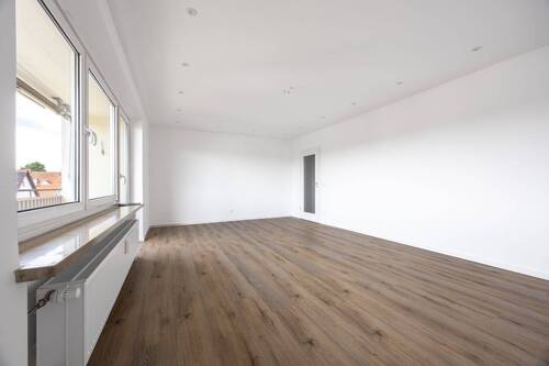 Wohnbereich mit Balkonzugang - 3 Zimmer Etagenwohnung zum Kaufen in Altötting