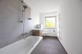 Tageslichtbad mit Badewanne - 