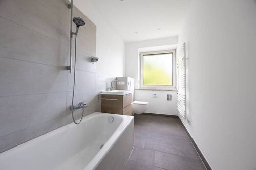 Tageslichtbad mit Badewanne - 