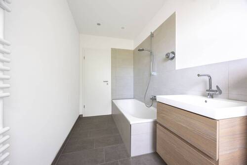 Modernes Badezimmer weitere Ansicht - 
