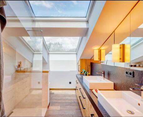Badezimmer mit viel Tageslicht - 