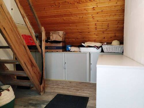 OG_Abstellraum mit Holztreppe ins DG - 