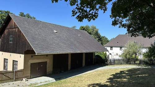 Nebengebäude mit Garagen - 