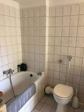 Bad mit Wanne - direkter Zugang zum Balkon - 