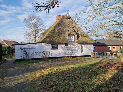 Seitlicher Blick auf die Immobilie und die Auffahrt - 