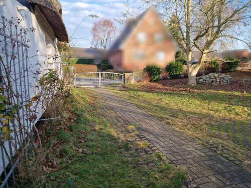 Auffahrt und Vorgarten - 