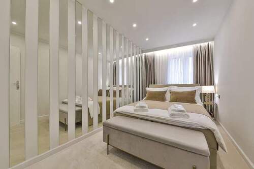 Modern gestaltetes Schlafzimmer mit hochwertiger Ausstattung - 