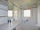 Tageslichtbad mit Wanne - 