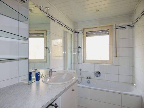 Tageslichtbad mit Wanne - 