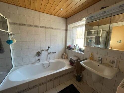 Badezimmer in der Wohnung im EG des Altbaues - 