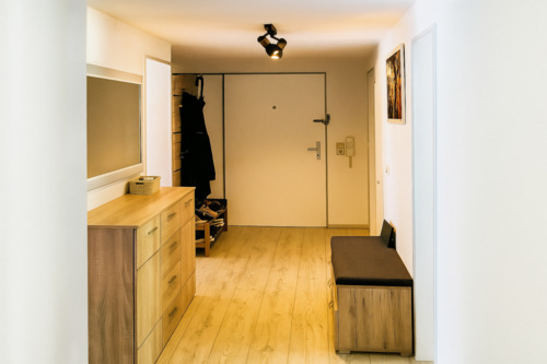 Heller Wohnflur mit modernen Akzenten - 3 Zimmer Etagenwohnung in Baden-Baden