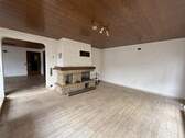 Wohnzimmer EG. - Großzügiges Zweifamilienhaus mit Einliegerwohnung in Aichtal - Sanierungsobjekt mit viel Potenzial