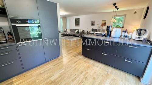 Blick von der Küche zum Wohnraum - 