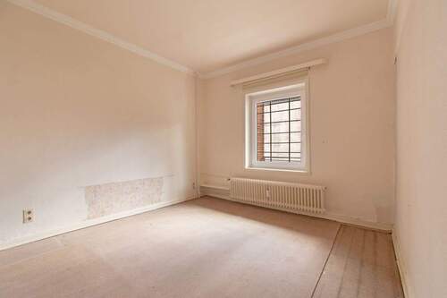 Schlafzimmer einer unsanierten Wohneinheit - 