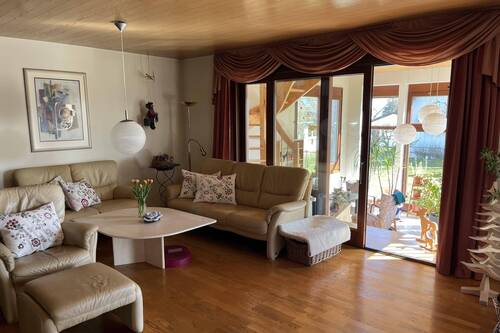 Wohnzimmer mit Übergang zum Wintergarten - 