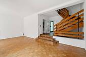 Treppenaufgang vom Wohn - und Essbereich - 
