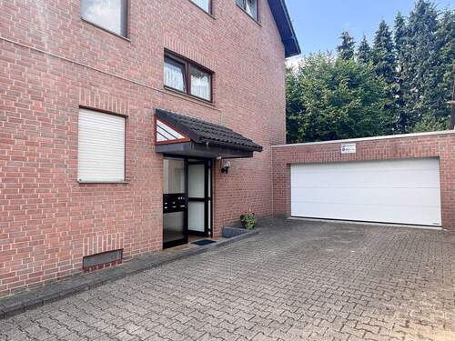 3 Haupteingang und Garage - 3 Zimmer Etagenwohnung in Übach-Palenberg
