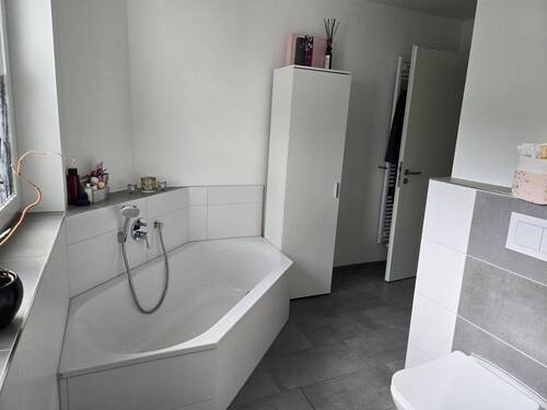 Badezimmer - 5 Zimmer Etagenwohnung zur Miete in Neufahrn bei Freising