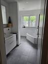 Blick in das Bad - 5 Zimmer Etagenwohnung in Neufahrn bei Freising
