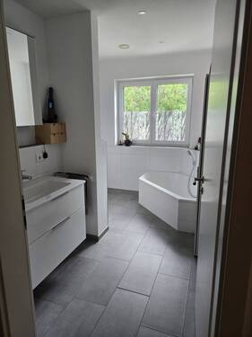 Blick in das Bad - 5 Zimmer Etagenwohnung in Neufahrn bei Freising