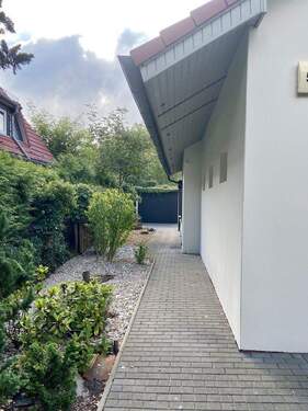 Hausseite links - Weg zur Gar - Einfamilienhaus mit 125,00 m² in Bernau bei Berlin zum Kaufen