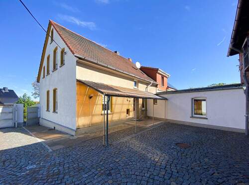 Hausansicht mit Innenhof - 6 Zimmer Einfamilienhaus zum Kaufen in Apolda