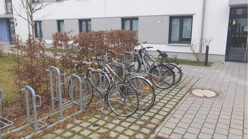 Fahrradständer vor dem Haus - 