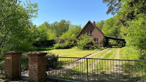  Straßenansicht mit Auffahrt - Ein großzügiges Haus mit knapp 23.000 m² Idylle! (SY-1020-71)