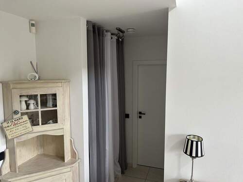 Flur unten mit Garderobe - 