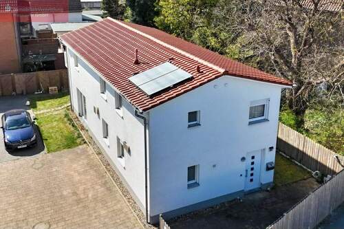 Blick auf das Haus - Energieklasse A in der Nähe des Kanals