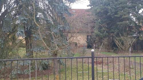 Blick zum Haus über das Grundstück - Einfamilienhaus mit 91,00 m² in Fredersdorf zum Kaufen