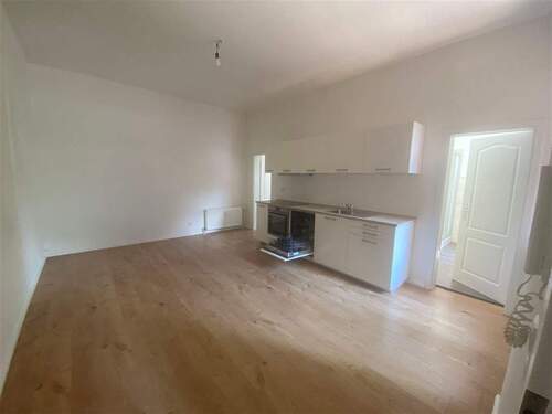 Wohnzimmer mit offener Küche - 