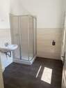 Tageslichtbad mit Dusche und WM-Anschluss - 2 Zimmer Etagenwohnung zur Miete in Weimar