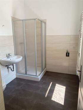 Tageslichtbad mit Dusche und WM-Anschluss - 2 Zimmer Etagenwohnung zur Miete in Weimar