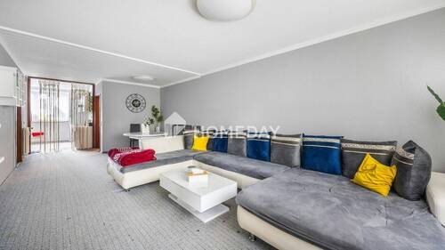 Wohnzimmer 2 - Attraktive 3-Zimmer-Wohnung mit Loggia und modern ausgestattetem Bad