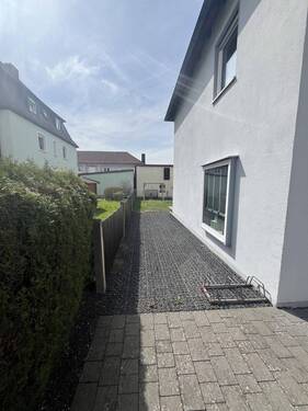 Zuwegung/ Stellplatz - 