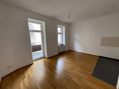 großzügiges Küchenzimmer mit Zugang zum Balkon - 