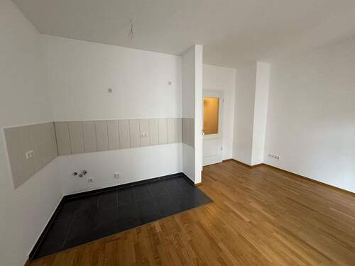 großzügiges Küchenzimmer mit Zugang zum Balkon - 